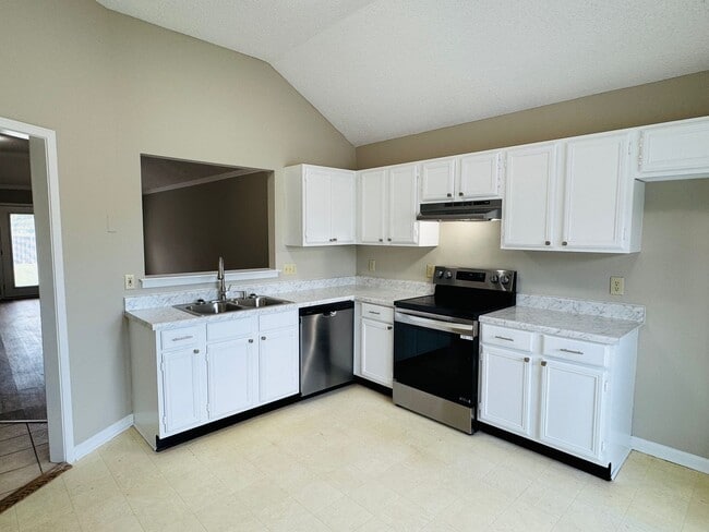 Building Photo - Charming 3-Bedroom Home on a Spacious Corn...