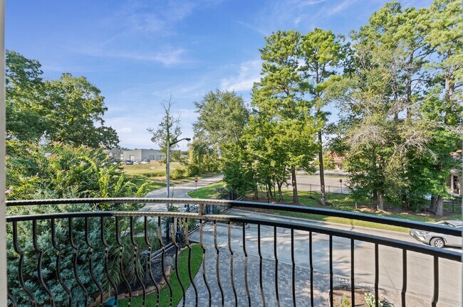 Building Photo - 102 La Vie Dr