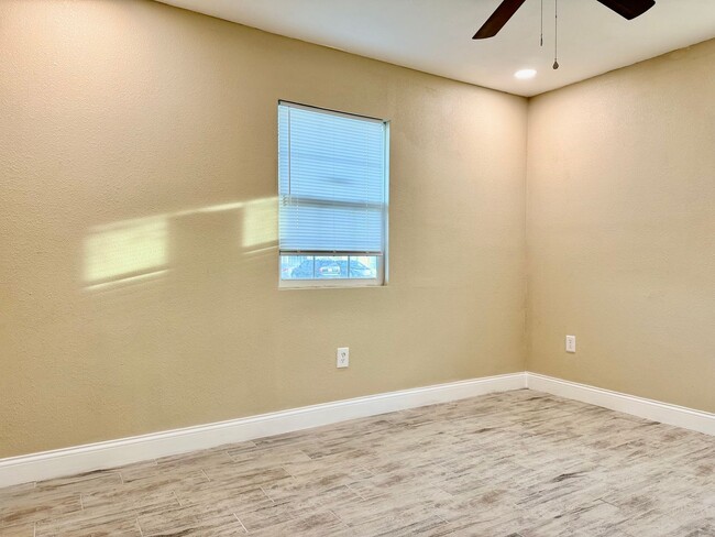 Building Photo - House For Rent