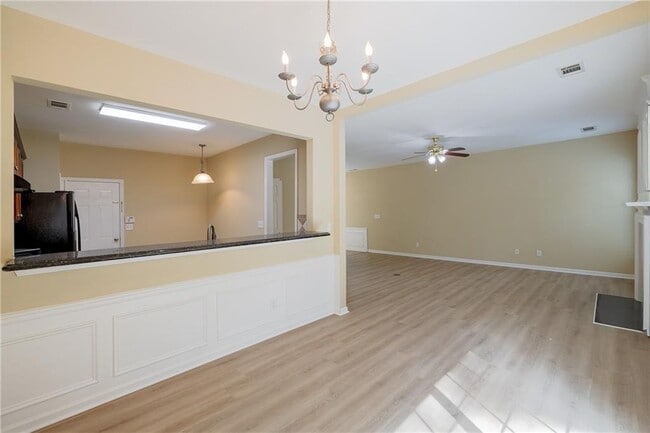 Building Photo - 2442 Fairlie Dr
