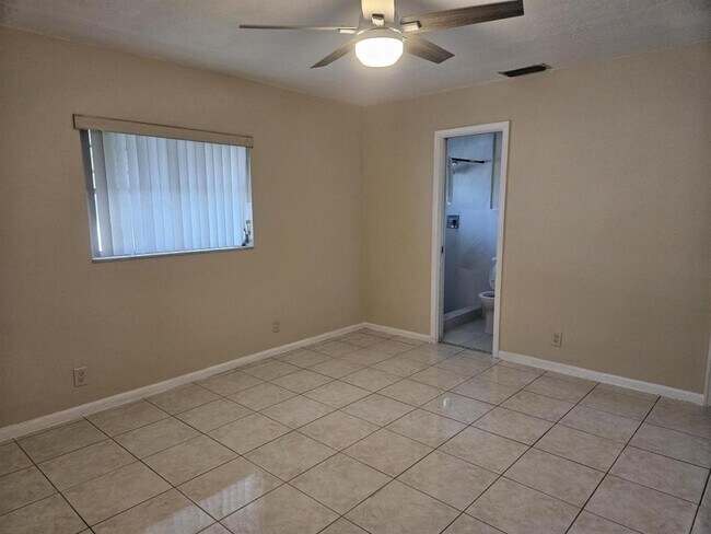 Building Photo - 7910 NW 70th Ct