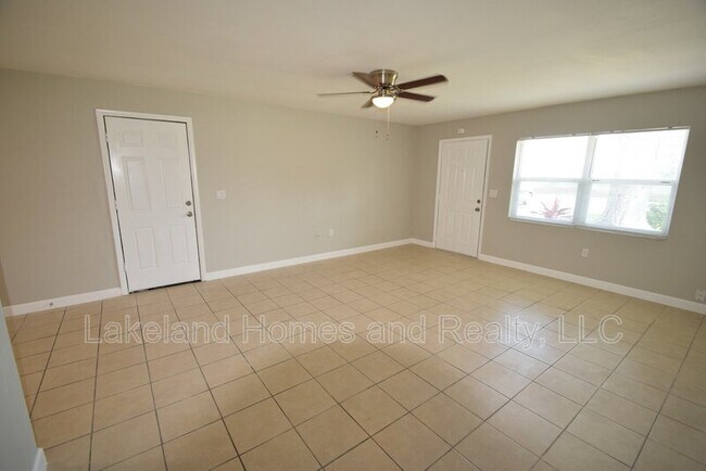 Building Photo - 909 E Bella Vista St