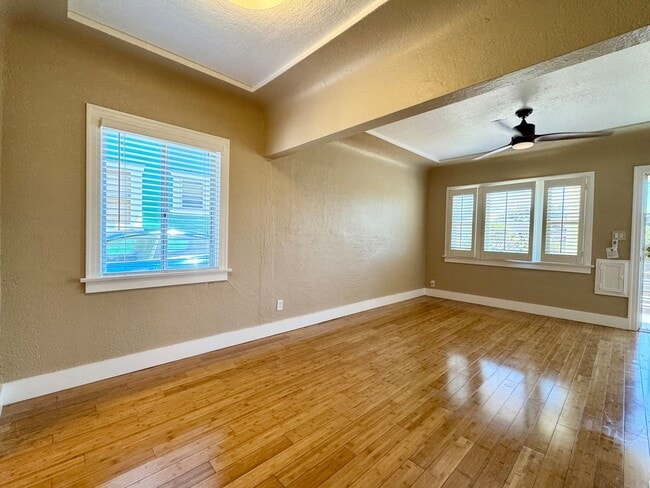 Building Photo - Charming Upgraded 2 Bedroom Cottage w/Cent...