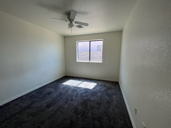 Building Photo - 3 Bedroom 2 bath Home Boat Deep Garage and RV parking Near Safeway