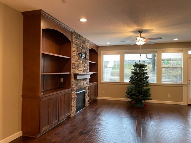 Building Photo - LUXURY 4 BD TOWNHOME! GATED PARKER VILLAGE...