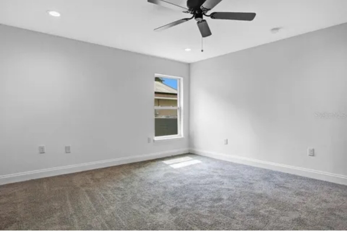 Building Photo - 415 Lark Ct