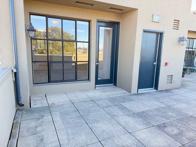 Primary Photo - Stylish Rockridge Condo – Prime Location, ...
