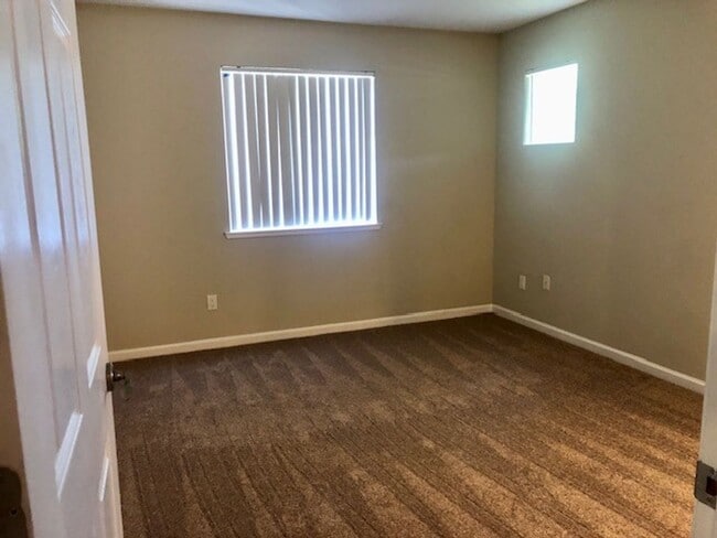 Building Photo - 885 Halidon Way