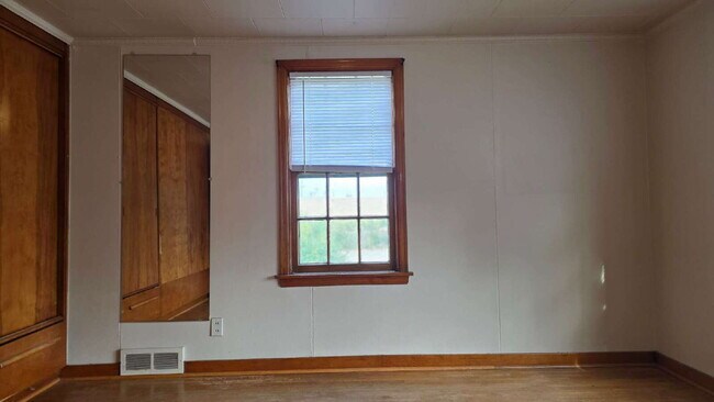 Building Photo - Large 2 Bedroom Upper Apartment in Menasha WI