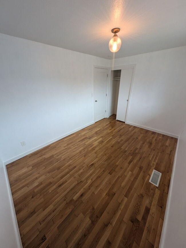 Building Photo - Refreshed 3 Bedroom in Tacoma - HUGE Fenced Yard & Outdoor Space. Available Now!