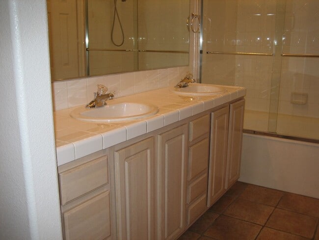 Building Photo - Single story, gated, 3bed, 2bath, 2car garage, Club house, Community Pool, Spa, Fitness room, CCRs