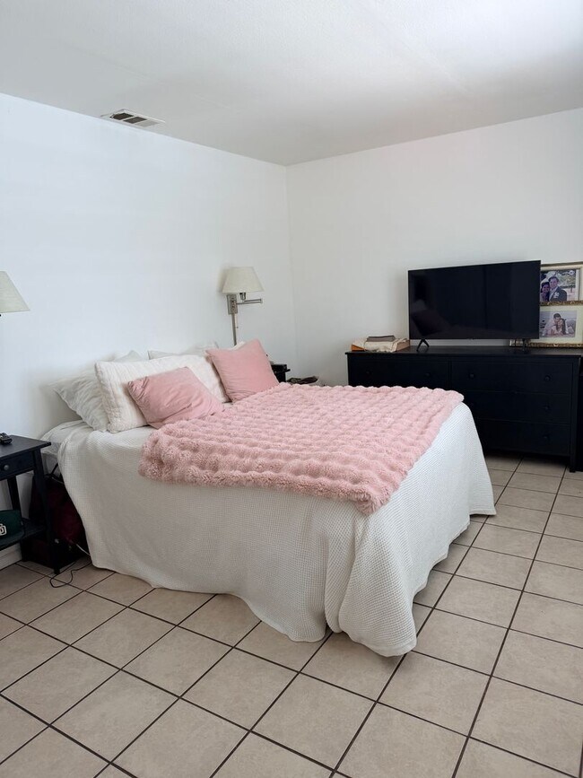 Building Photo - 4 Bedroom + Office or Optional 5th Bedroom Home in Chula Vista
