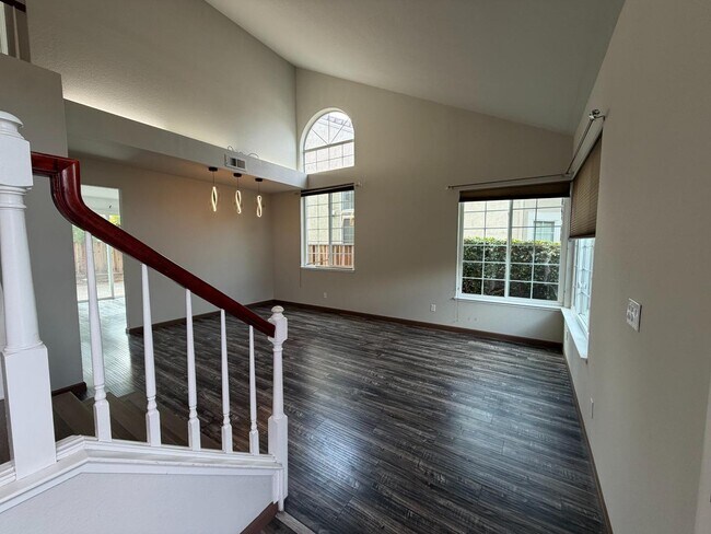 Building Photo - 5572 Tan Oak Dr
