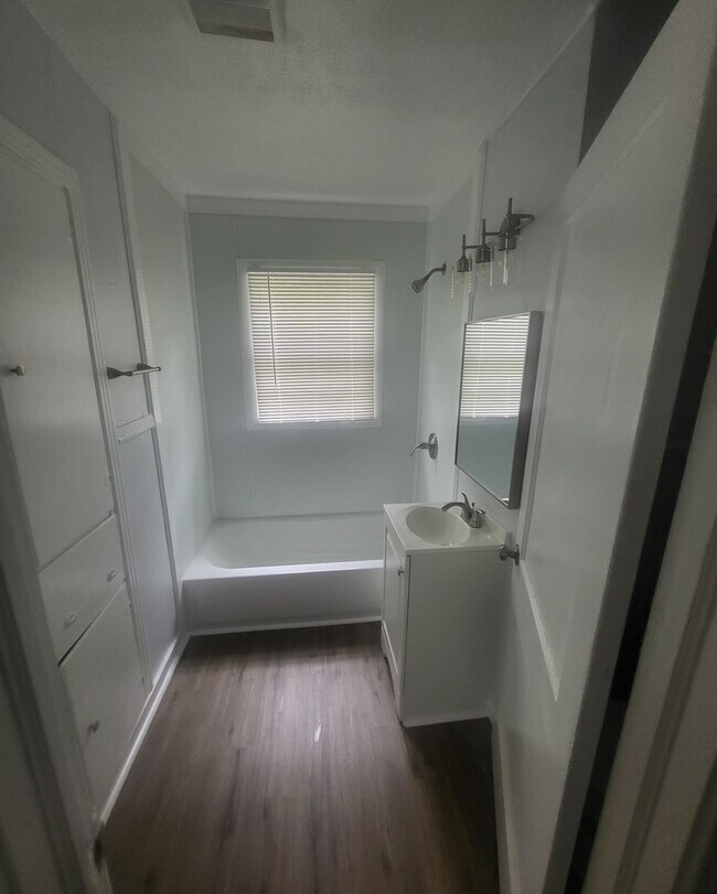 Building Photo - 954 Winn St