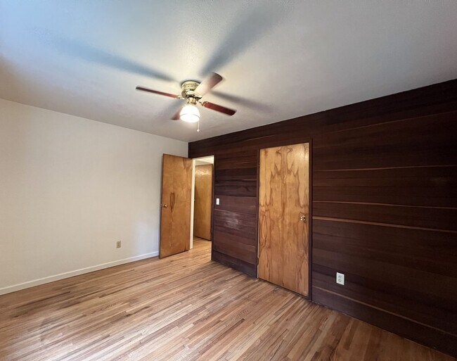Building Photo - 1,192 Square Foot 3 bedroom, 2 bath privat...