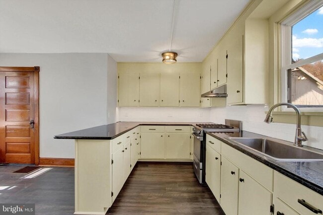 Building Photo - 367 High St