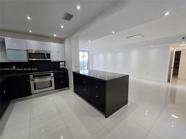 Building Photo - 5825 Collins Ave