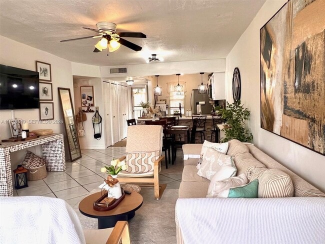 Building Photo - 2811 Somerset Dr