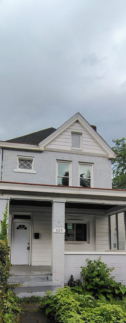 Building Photo - 305 Moore Ave