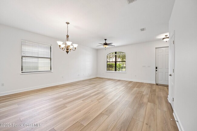 Building Photo - 739 Monterey Dr