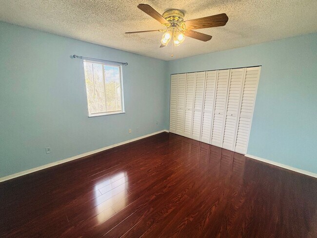 Building Photo - 2/1 Clean apartment