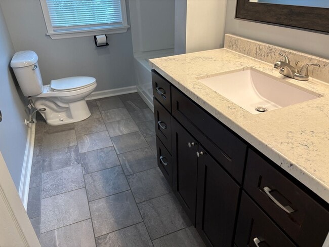 Building Photo - 4 bedroom, 2 bathroom House in Greensboro!