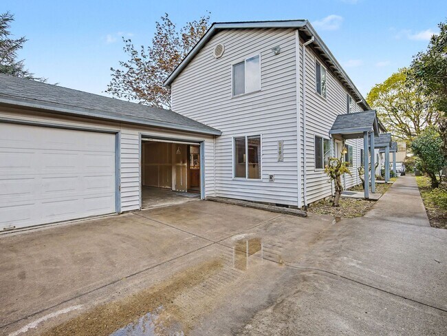 Building Photo - NAVAB02