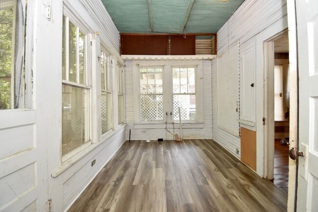 Building Photo - Three Bedroom Close to Tech!