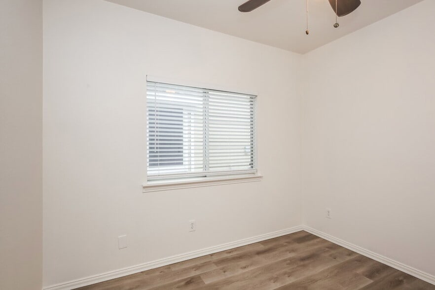 Building Photo - 308 Creekview Dr