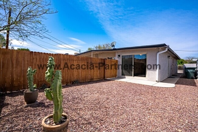 Building Photo - Two Bedroom Home with Guest House