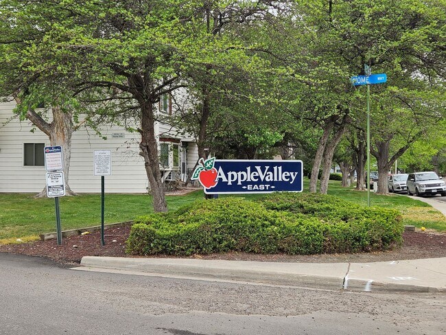 Building Photo - Serene 2 Bedroom 1 1/2 Bath Aurora Townhom...