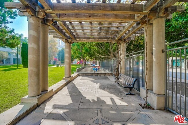 Building Photo - 1130 Flower St