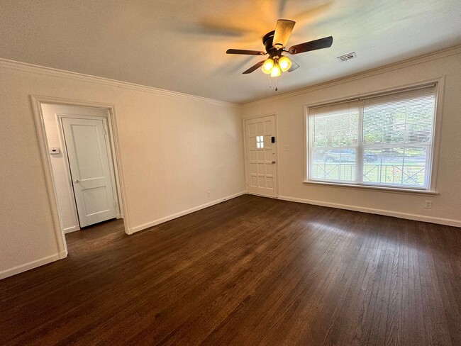 Building Photo - Adorable 2 bedroom 1 bath!