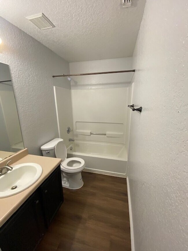 Building Photo - Spacious 3BR/2.5BA Home in San Antonio
