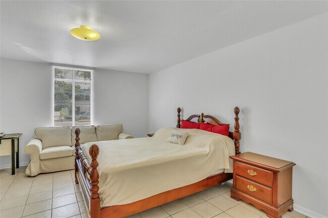 Building Photo - 2727 Briarhurst Dr