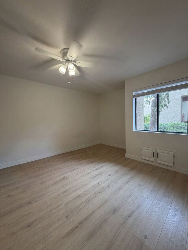 Building Photo - Stunning Midtown 2 Bedroom 2 Bath Townhome in Gated Community!
