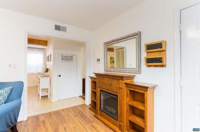 Building Photo - 3BR End-Unit Townhome with Outdoor Oasis –...