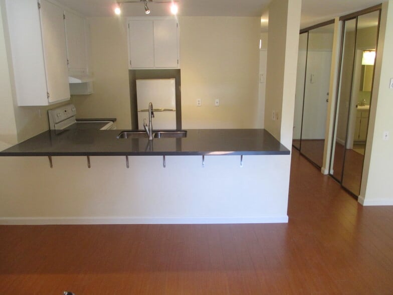 eat-in counter - 4600 Lamont St