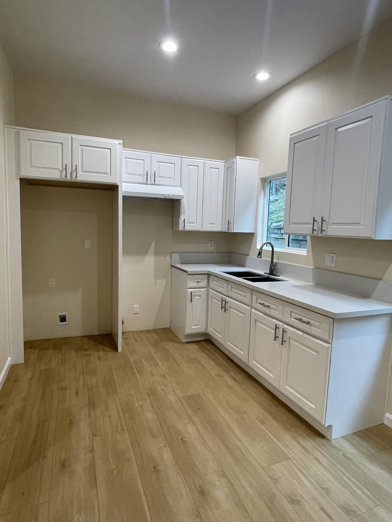 Full Kitchen - 371 Douglas St