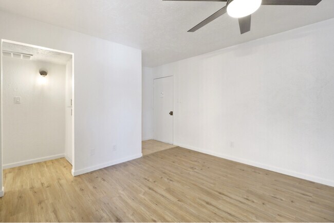 Building Photo - 1620 N Wilmot Rd