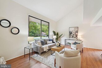 Building Photo - 10 Tapiola Ct