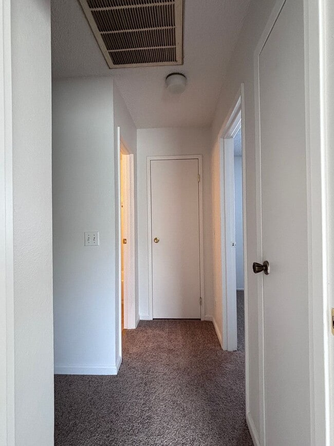 Building Photo - Two-Story Townhouse with Detached Garage