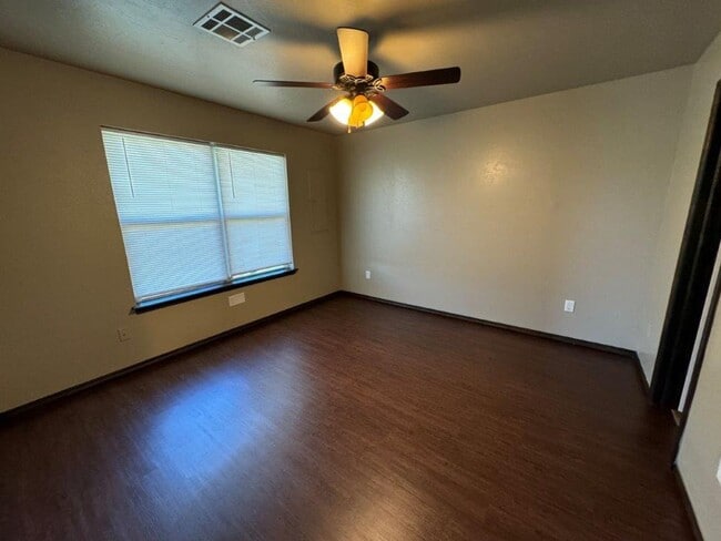 Building Photo - 3 bed 2 bath duplex in Chickasha! Ready fo...
