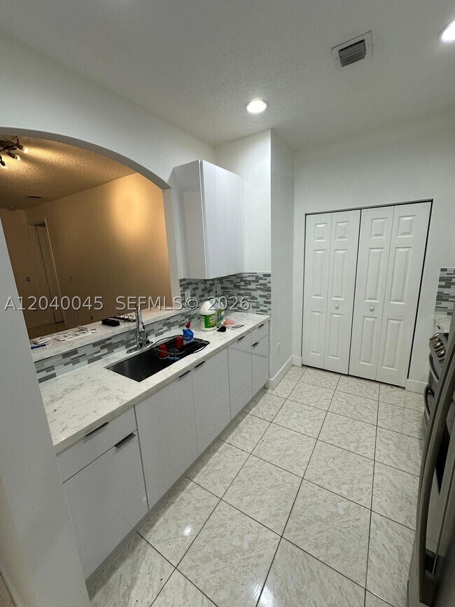 Building Photo - 4273 NE 10th Ct