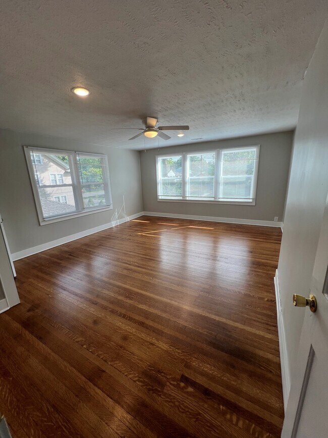 Building Photo - 216 E 49th St