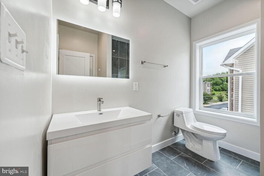 1 bath in the 4-brm apt #2 - 2512 Elvans Rd SE