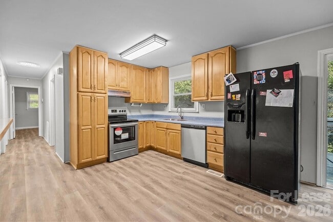 Building Photo - 4800 Maplecrest Dr