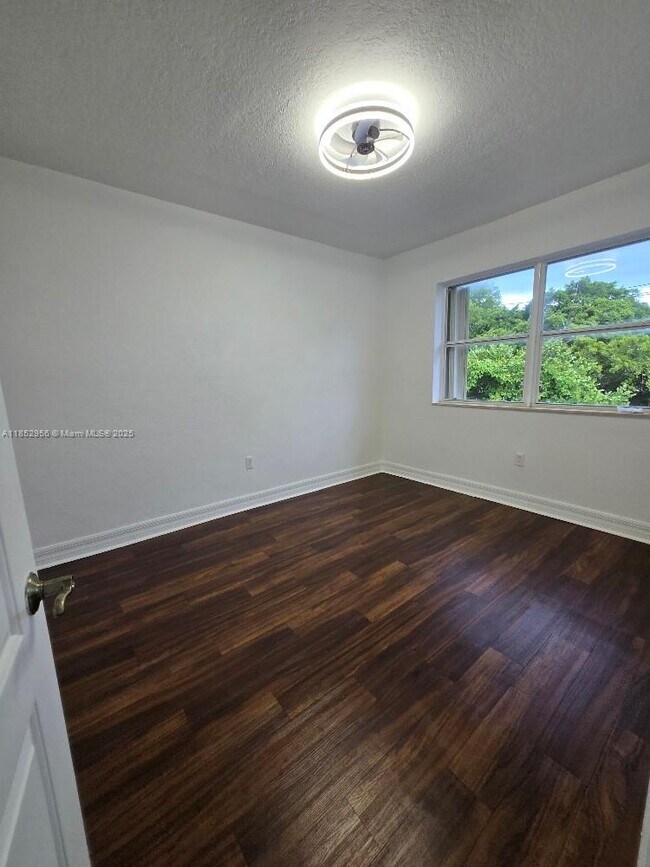 Building Photo - 1701 N Treasure Dr