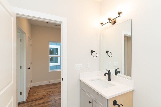 Building Photo - Modern 4 Bedroom Townhome in Southside Chattanooga