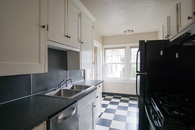 Building Photo - Awesome 1 Bedroom Flat By Laurelhurst Park...